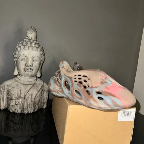 Yeezy faom like new - Picture 3 of 4